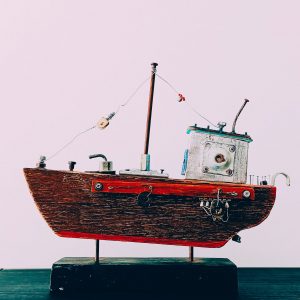 Escultura de barco artesanal Abyla, creada con madera de deriva y metal reciclado. Pieza única de decoración náutica sostenible.